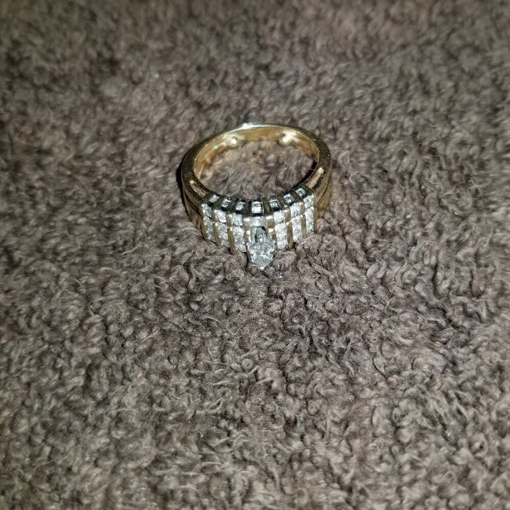 Beautiful Wedding Ring Ladies gold looking and diamond looking